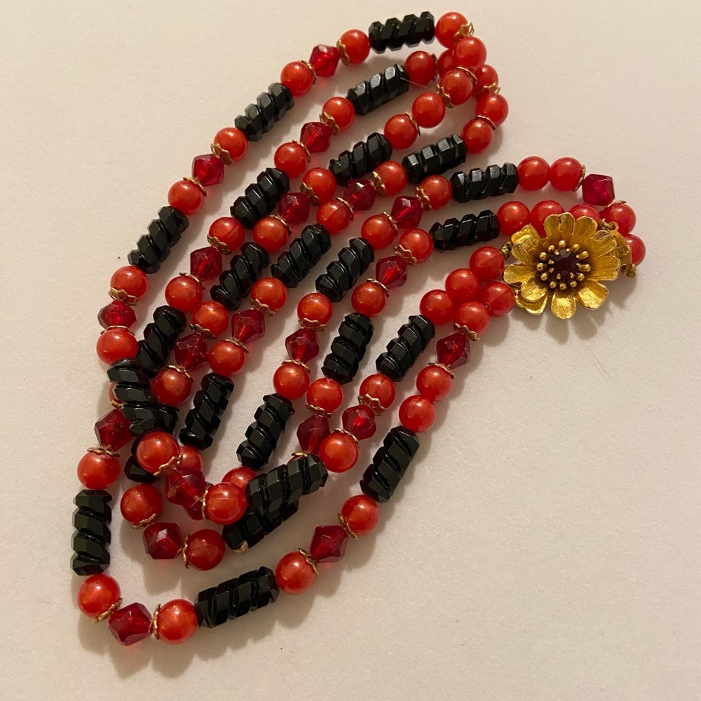 Bakelite vintage beaded gold flower clasp necklace